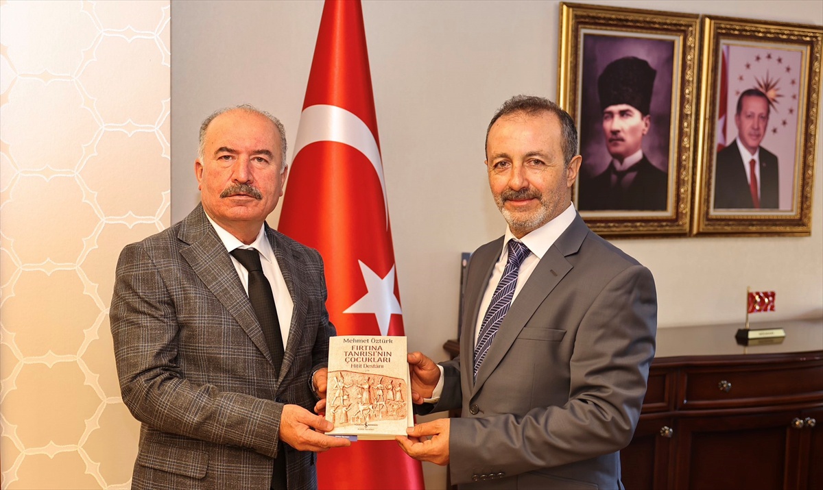 Vali Çalgan, İtalya'da edebiyat ödülü kazanan öğretmen Mehmet Öztürk'ü kabul etti