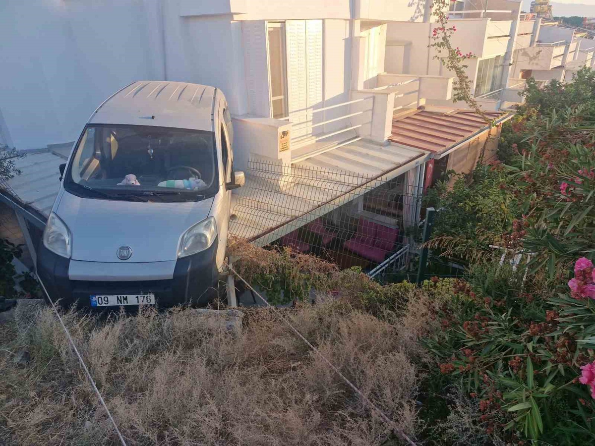 Yazlık evin verandasına otomobil düştü