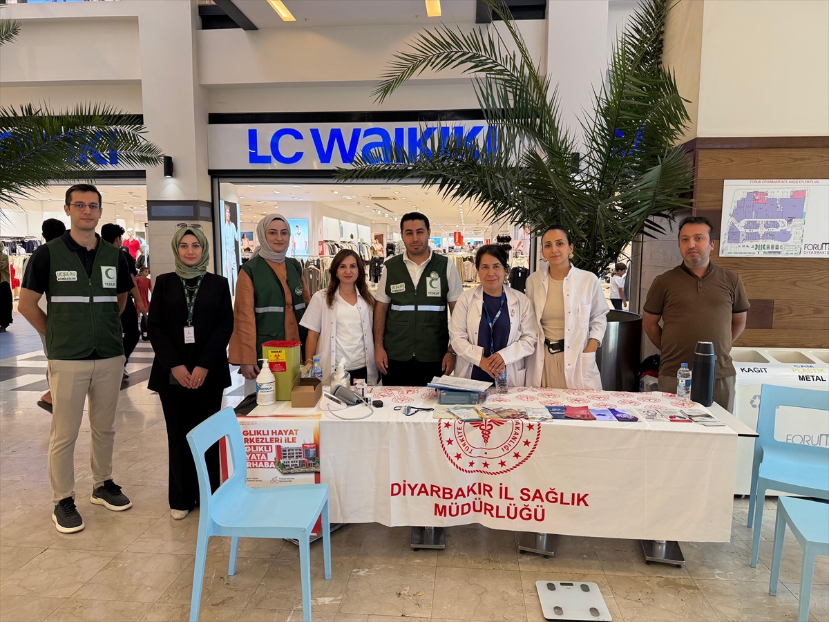 Yeşilay Diyarbakır Şubesi sağlıklı yaşam için bilgilendirme standı kurdu