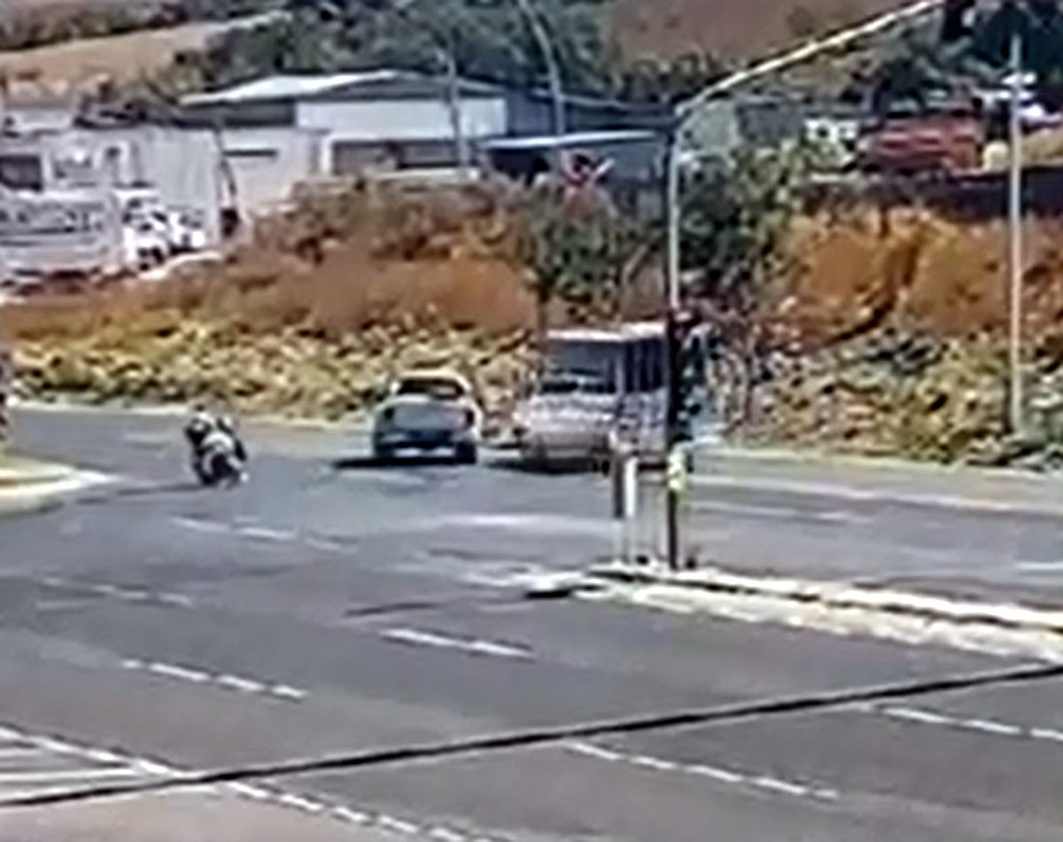 Yolcu minibüsü elektrik direğine çarptı; 1’i bebek 3 yaralı