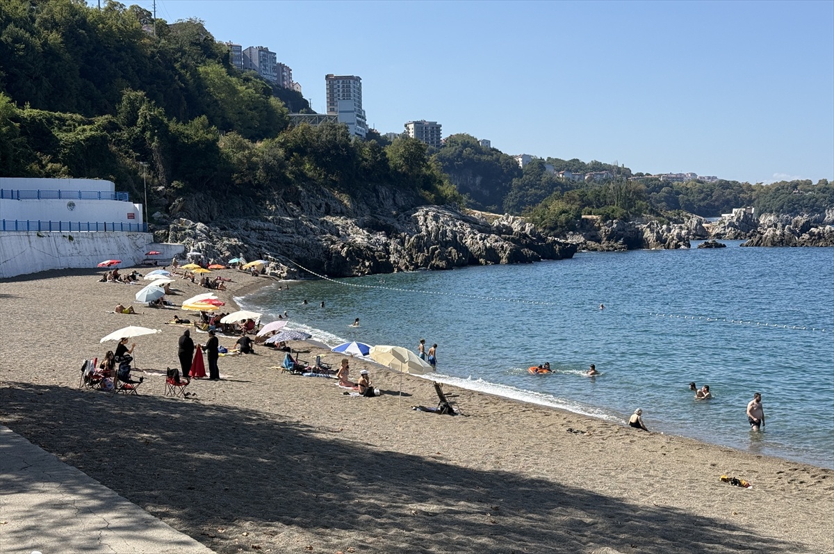 Zonguldak'ta sezon bitişiyle kapanan plaj yoğun talep üzerine yeniden açıldı