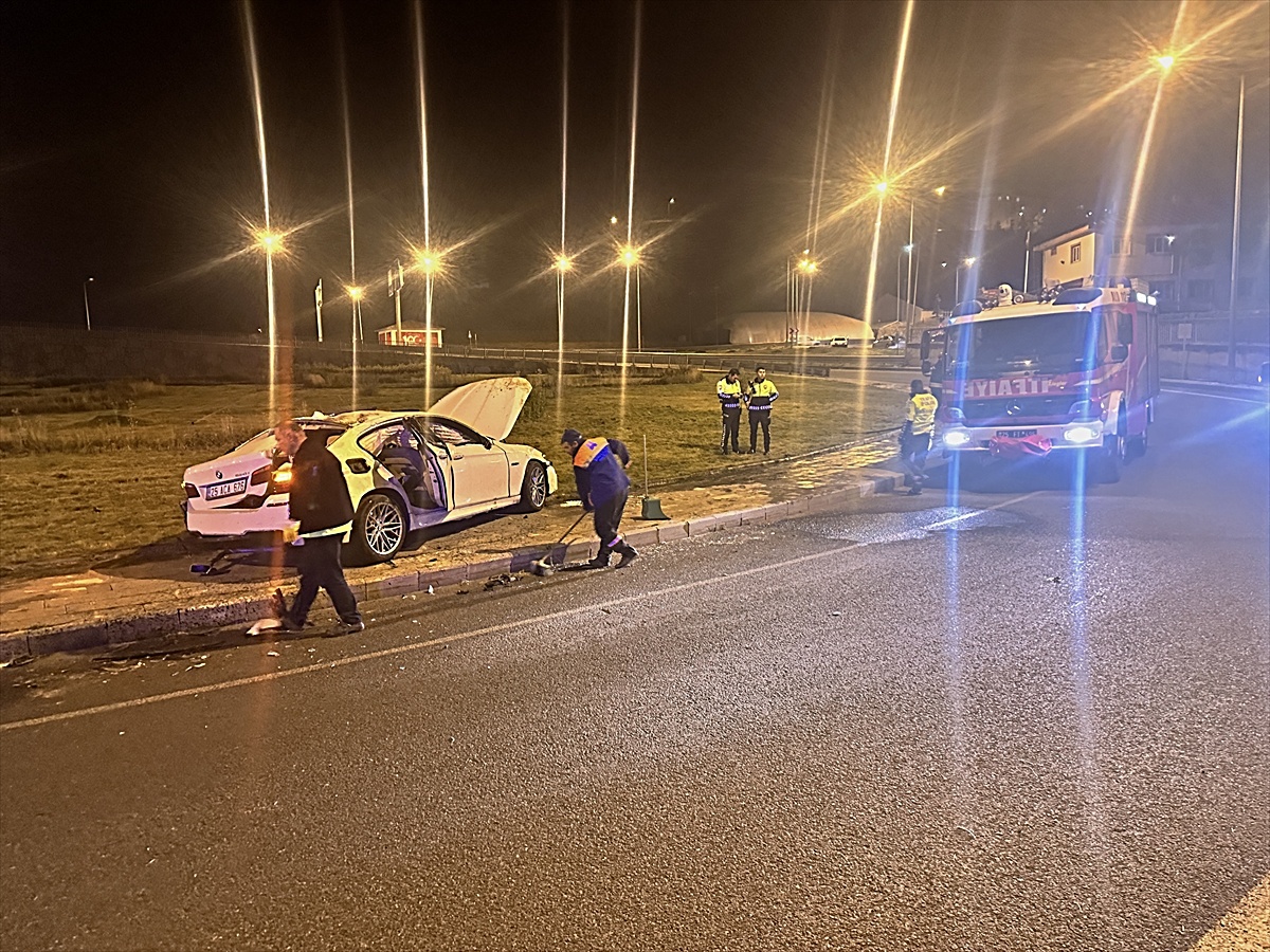 Erzurum'da kaldırıma çıkan otomobildeki 4 kişi yaralandı