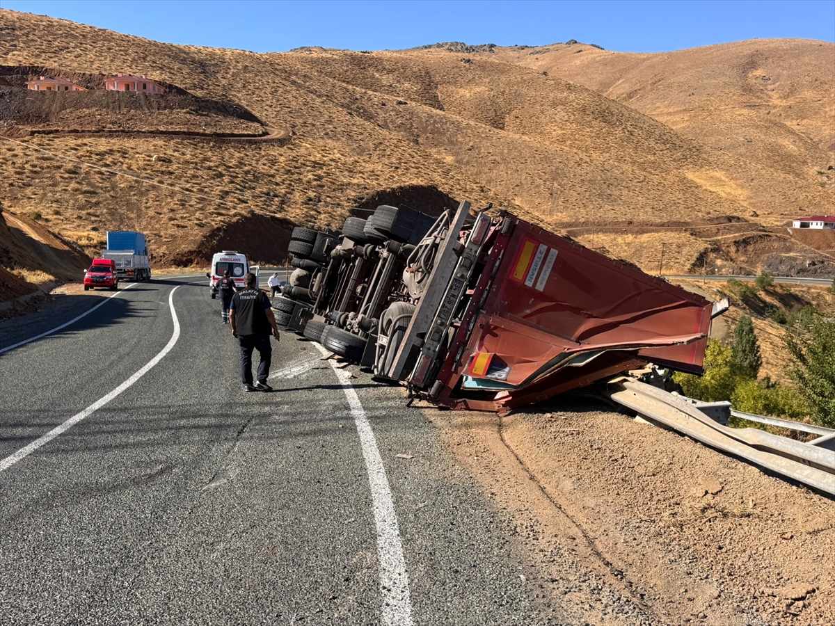 Malatya'da tırın devrilmesi sonucu 2 kişi yaralandı