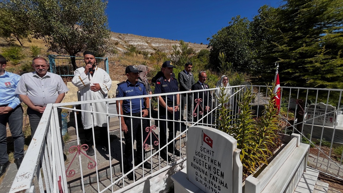 Şehit öğretmen Rüstem Şen Ağın'da anıldı