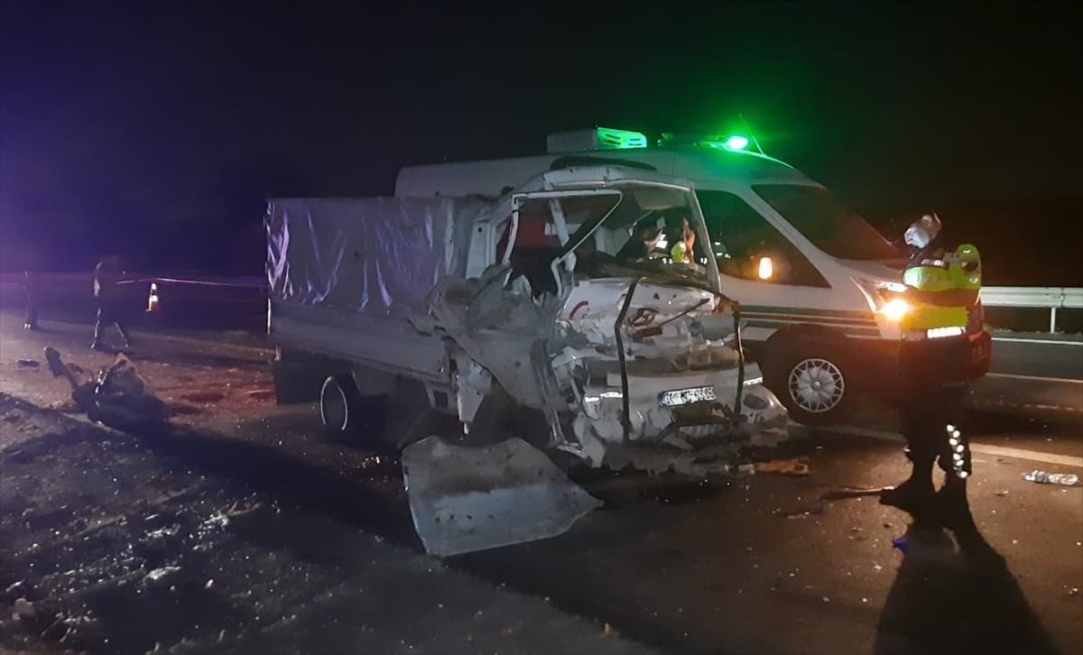 Adana'da tıra çarpan kamyonetteki 2 kişi hayatını kaybetti
