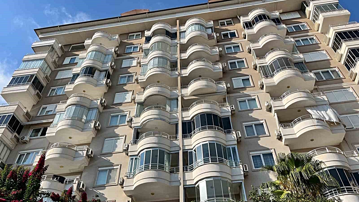 Alanya’da daireden gelen duman ekipleri alarma geçirdi
