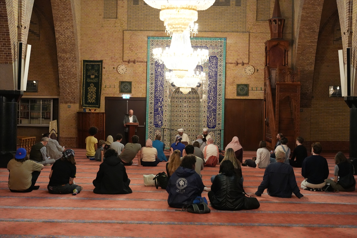 Amsterdam Fatih Camisi'ni, 'Açık Anıtlar Günü' etkinliğinin ilk gününde 700'den fazla kişi ziyaret etti
