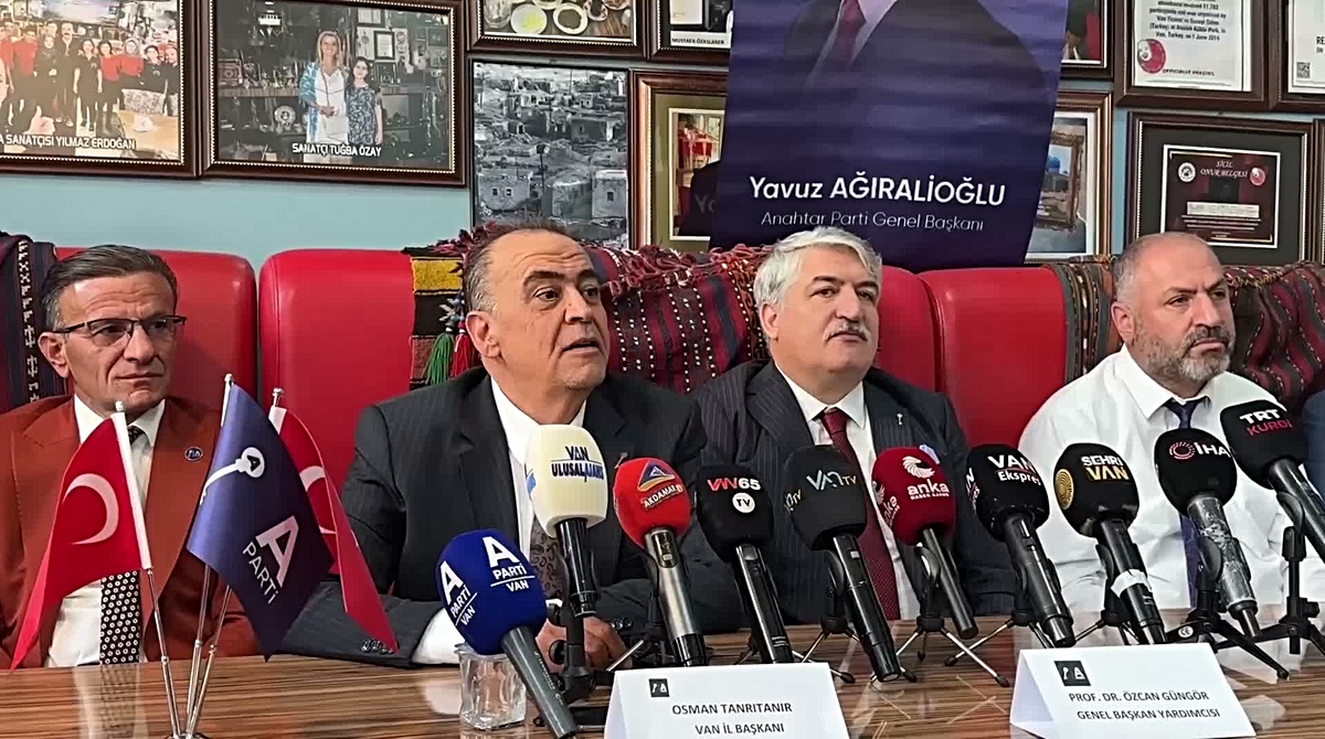 Anahtar Parti’den Öcalan tepkisi: “Teröristsiz Türkiye’ye evet, Öcalan’ın lider gösterilmesine hayır”