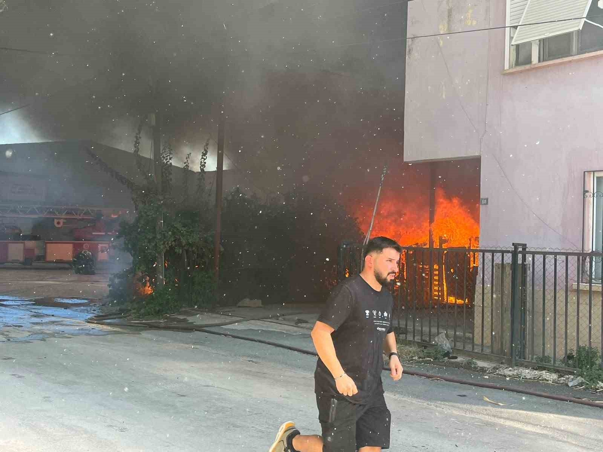 Antalya’da ev ve depo yangını
