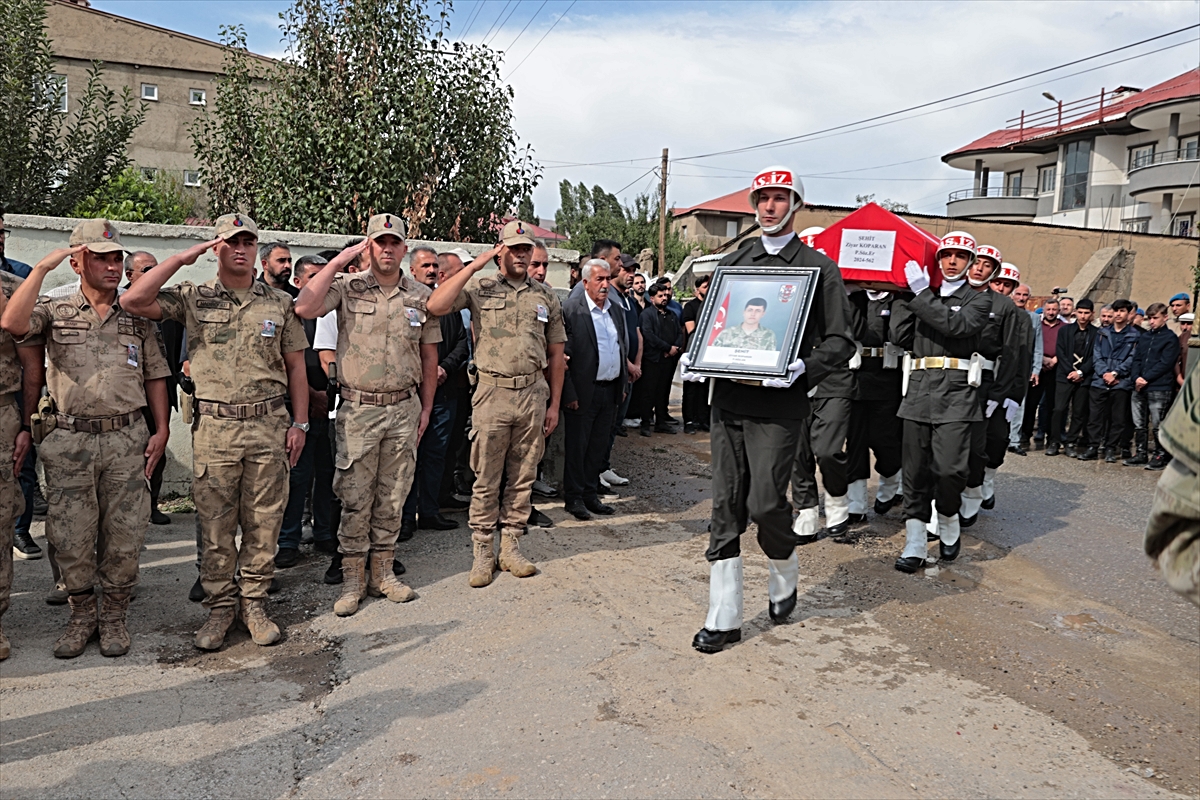 Askeri araç kazasında şehit olan asker, Hakkari'de son yolculuğuna uğurlandı