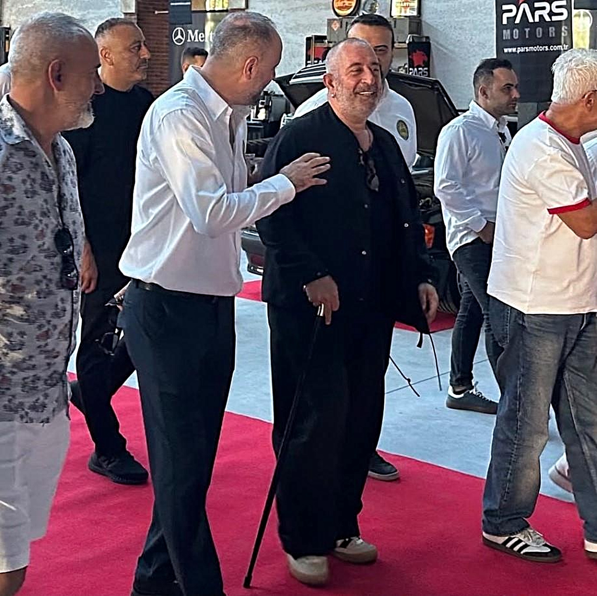Bastonla görüntülenen Cem Yılmaz’ın koleksiyonu