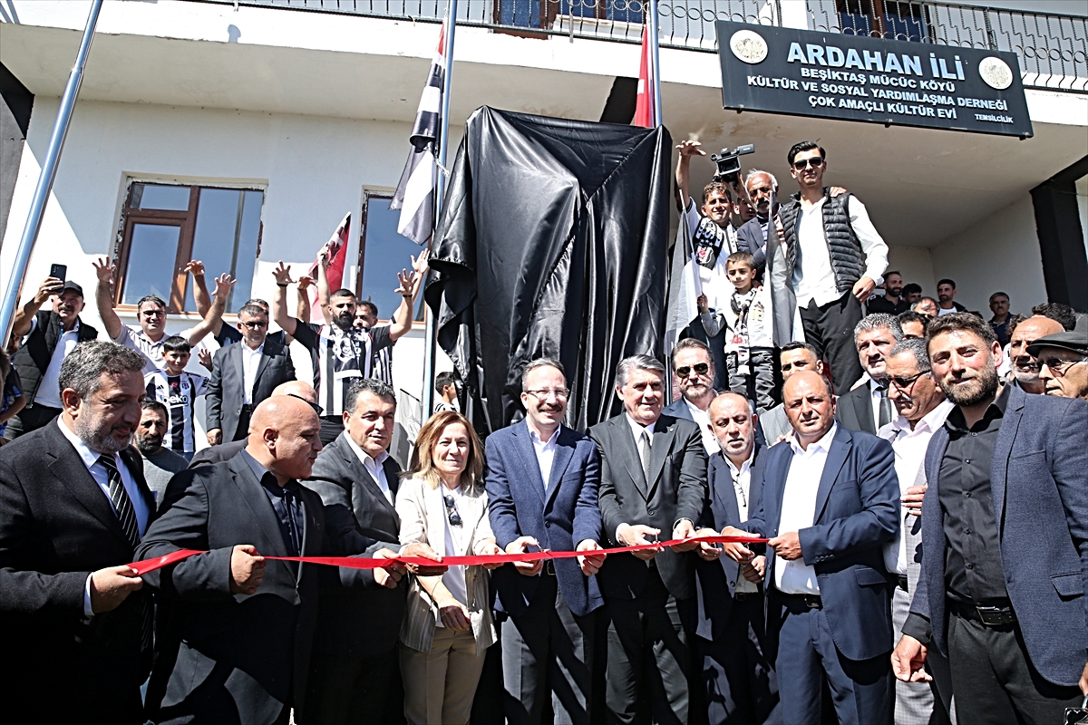 Beşiktaş'ın sembolü 'kartal' heykeli, Ardahan'ın Beşiktaş köyünde açıldı
