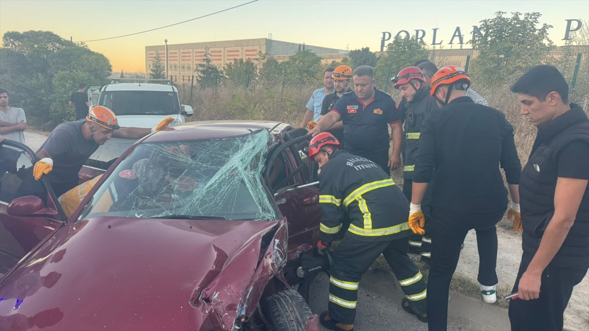 Bilecik'te otomobille hafif ticari aracın çarpışması sonucu 3 kişi yaralandı