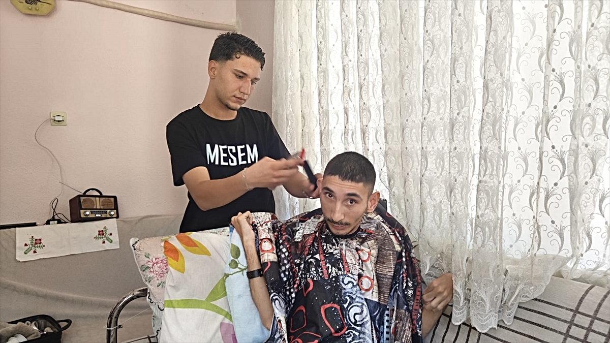 Burdur'da gönüllü öğrenciler özel gereksinimli bireylerin kişisel bakımını yapıyor