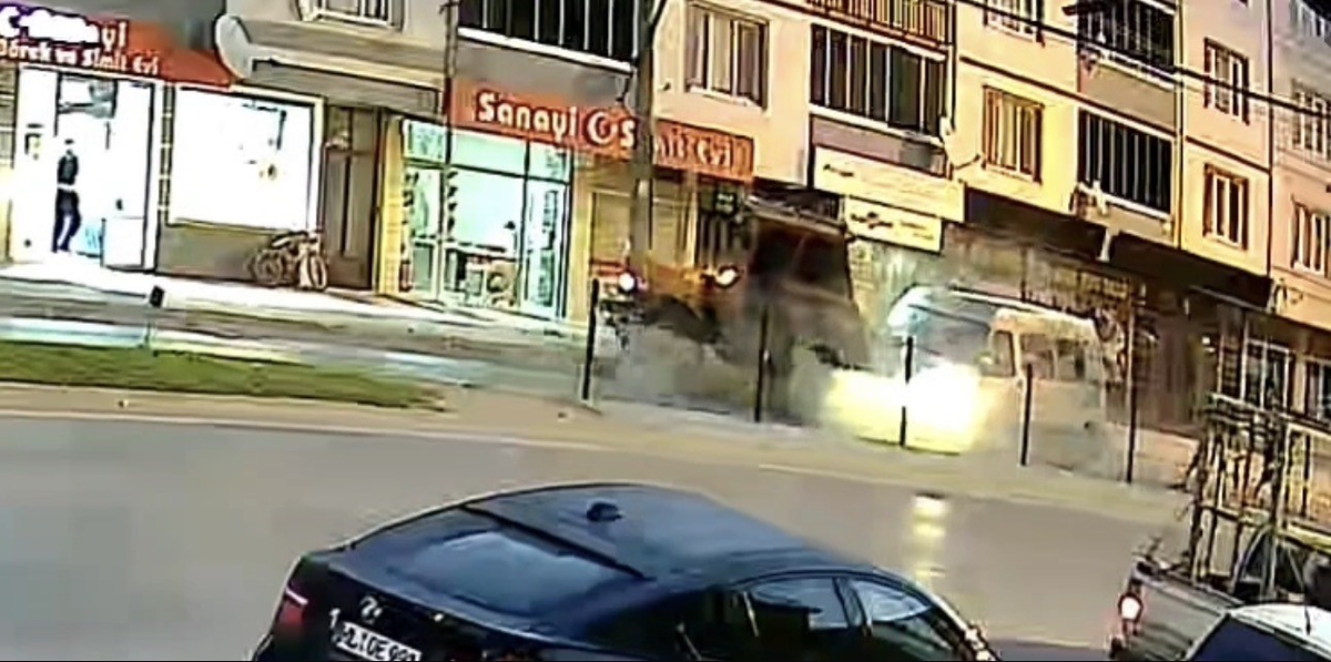 Bursa’da 10 kişinin yaralandığı kaza kameraya yansıdı