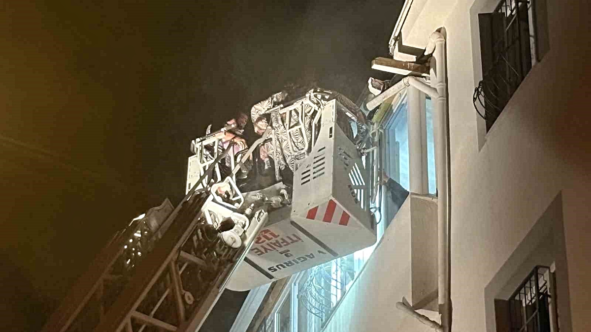 Çorum’da alevlerin sardığı apartman dairesinde mahsur kalan 7 kişi itfaiye merdiveniyle kurtarıldı