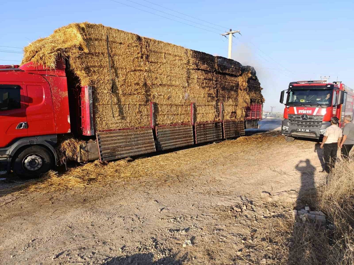 Elmadağ’da bir kamyonetteki saman balyaları yandı