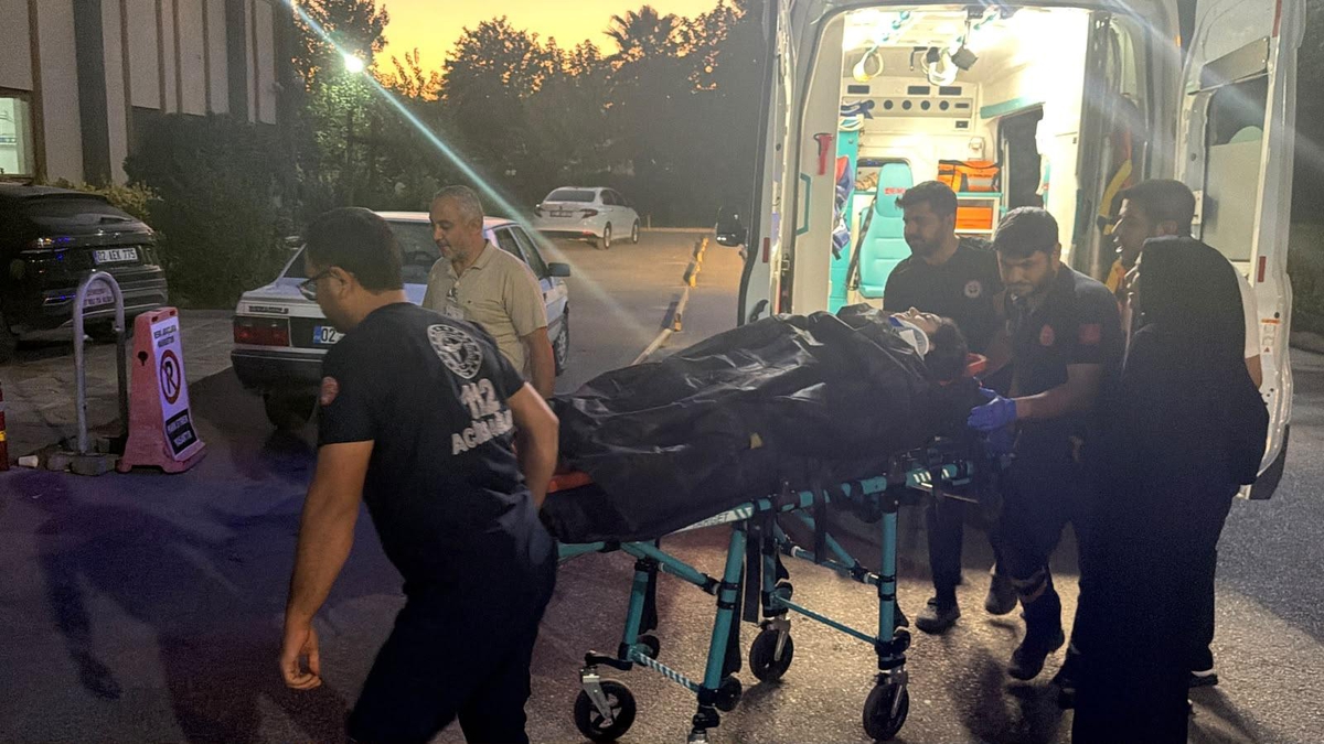 Kaldırıma çıkan otomobilin çarptığı 3 çocuk yaralandı