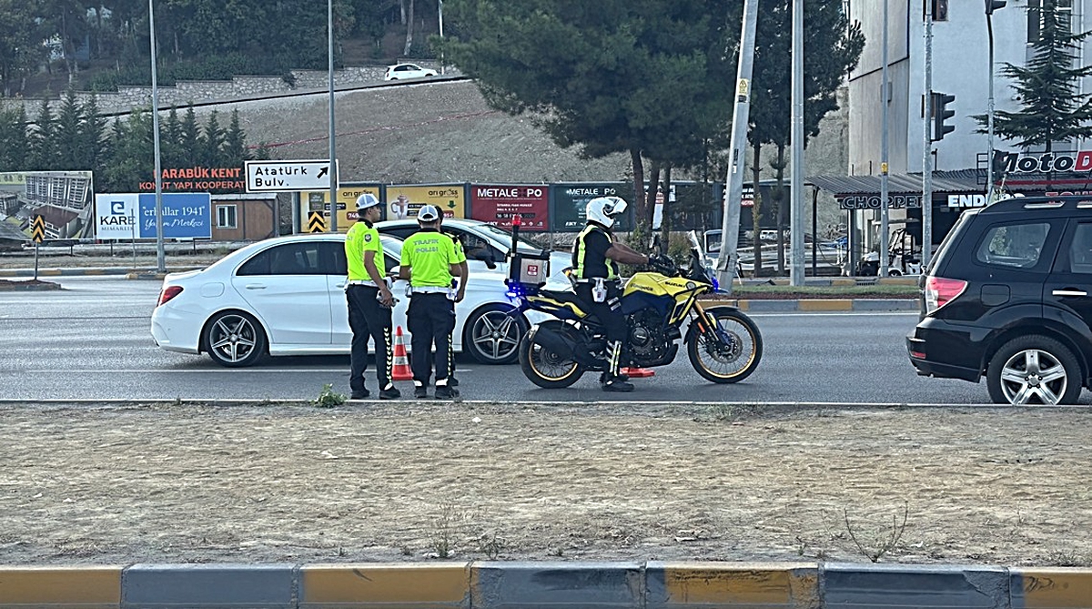Karabük’te otomobilin çarptığı yaya ağır yaralandı; kaza anı kamerada