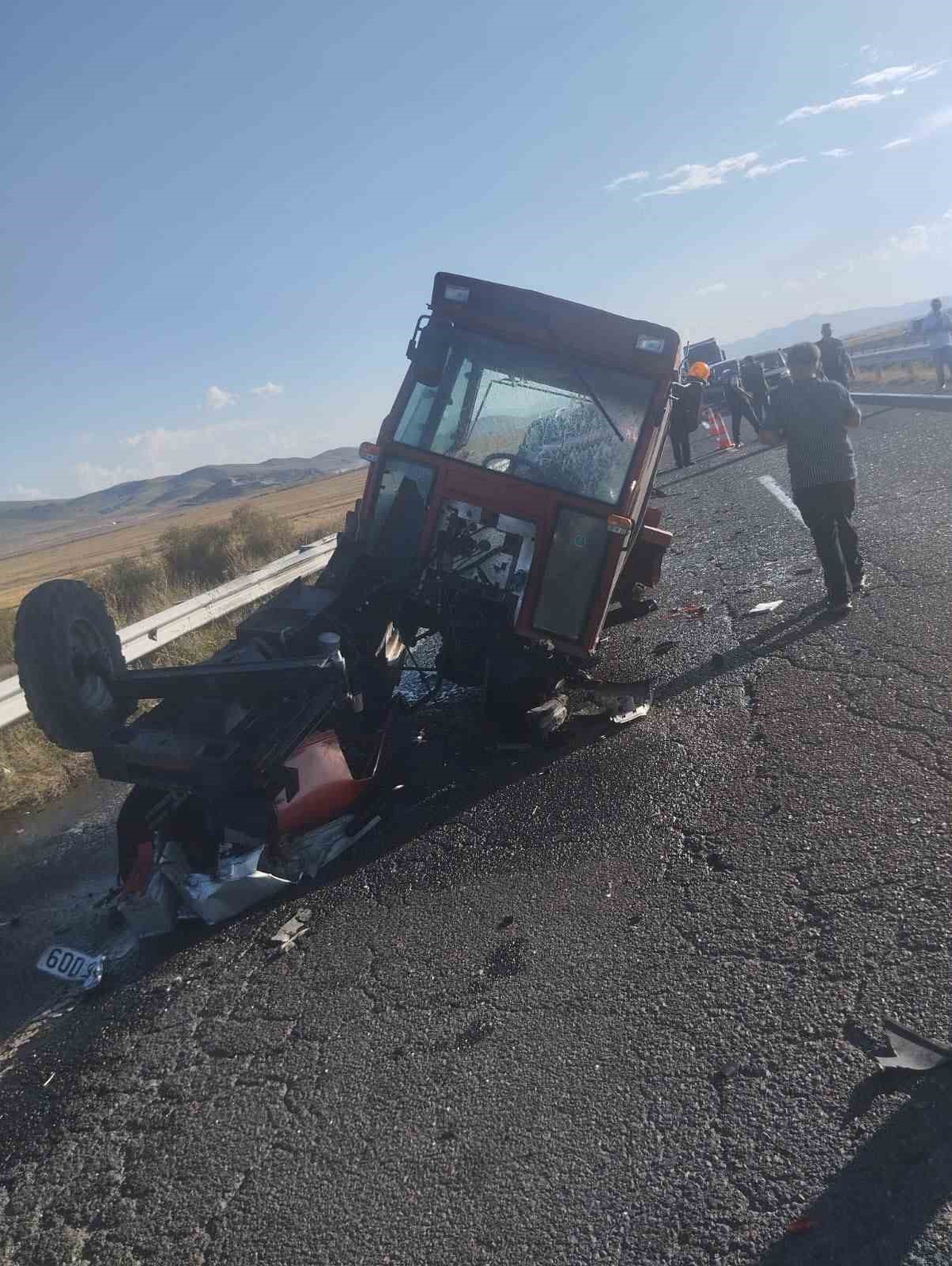 Kars’ta traktörle otomobil çarpıştı: 6 yaralı