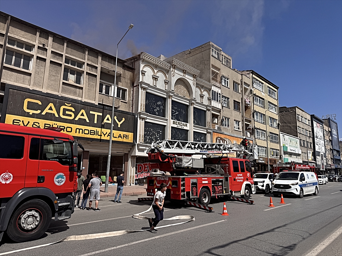 Kayseri'de iş yerinin çatısında çıkan yangın söndürüldü