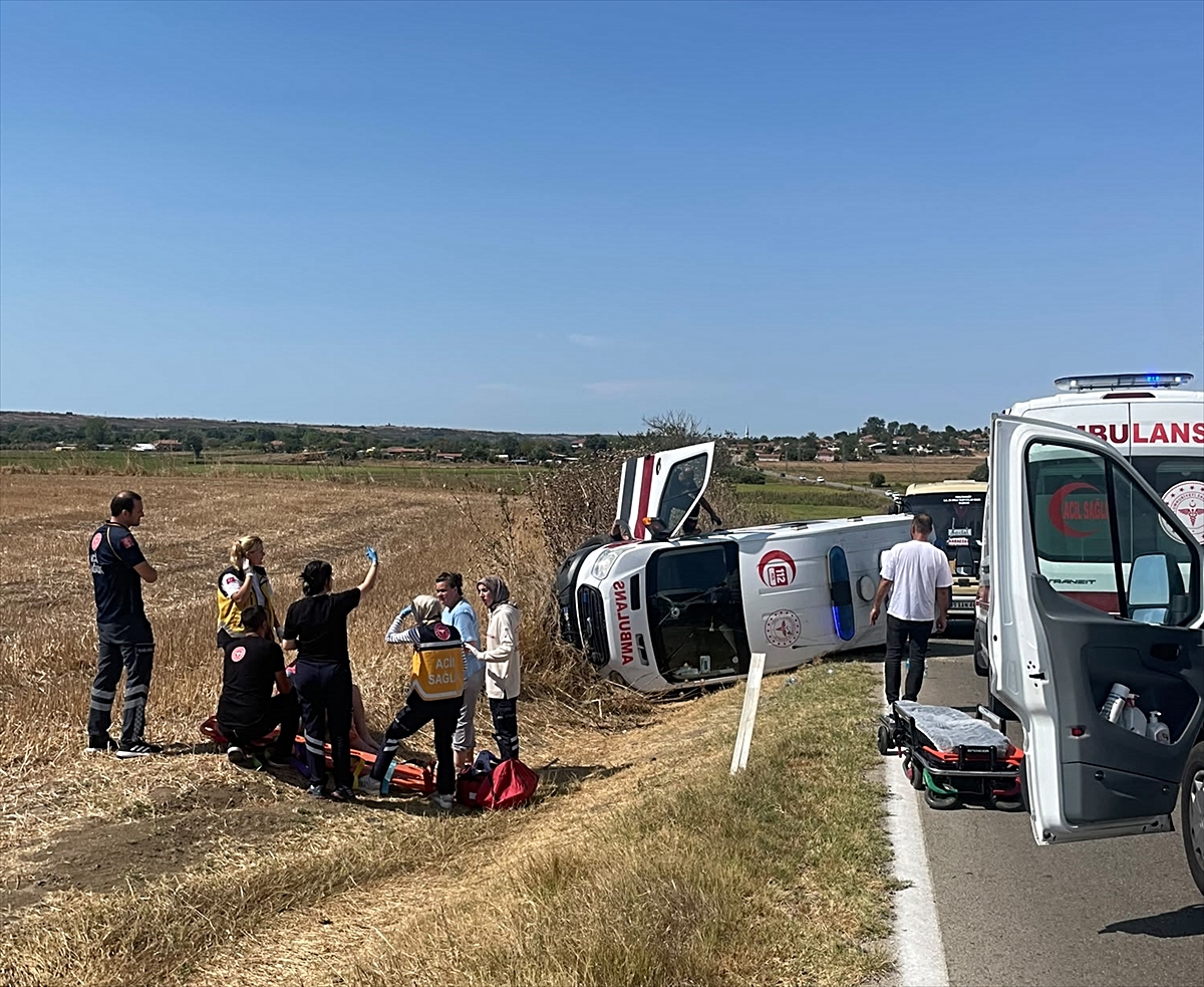 Kırklareli'nde ambulans ile iki otomobilin karıştığı kazada 5 kişi yaralandı