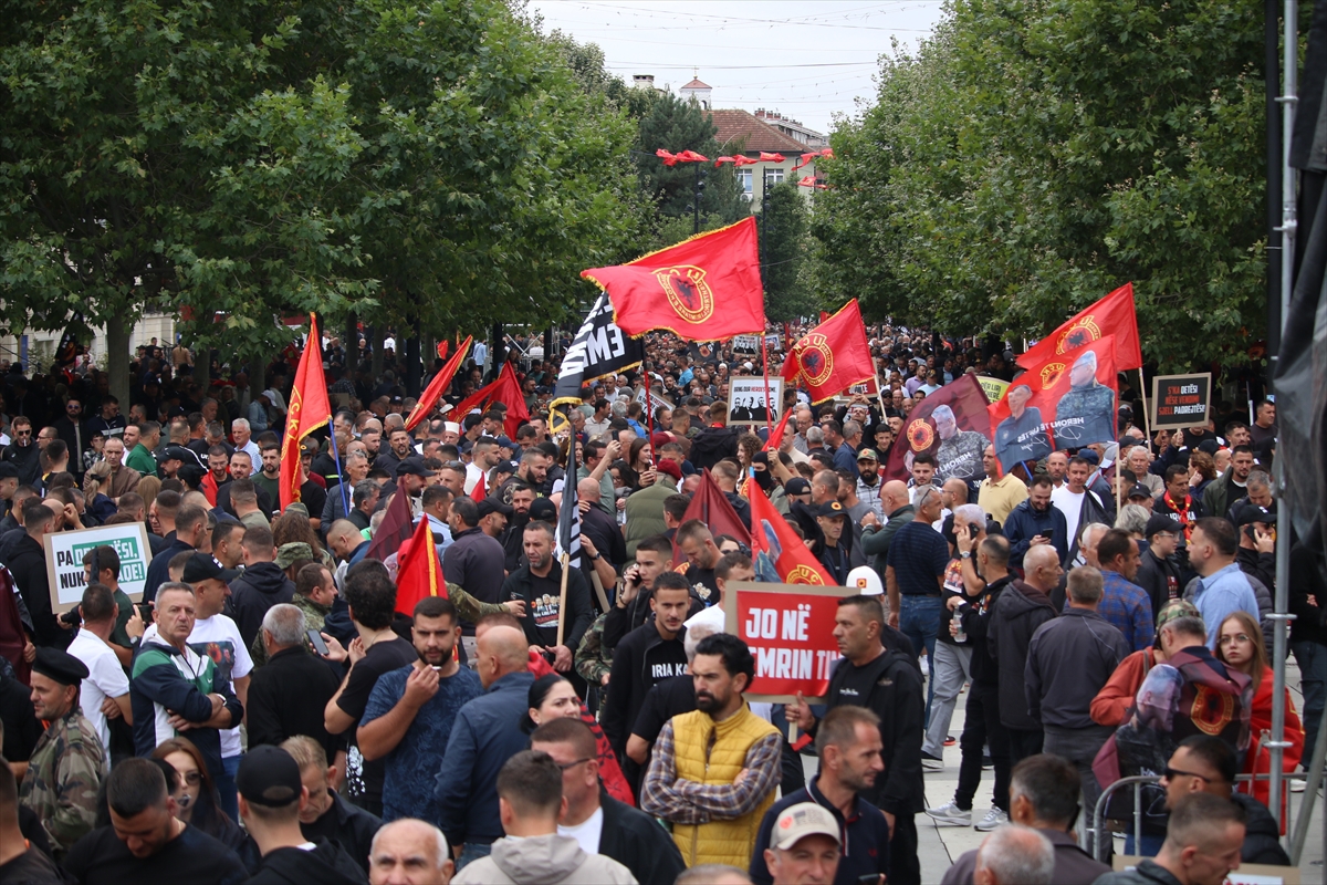 Lahey’de yargılanan eski UÇK komutanlarına Kosova’da destek gösterisi düzenlendi