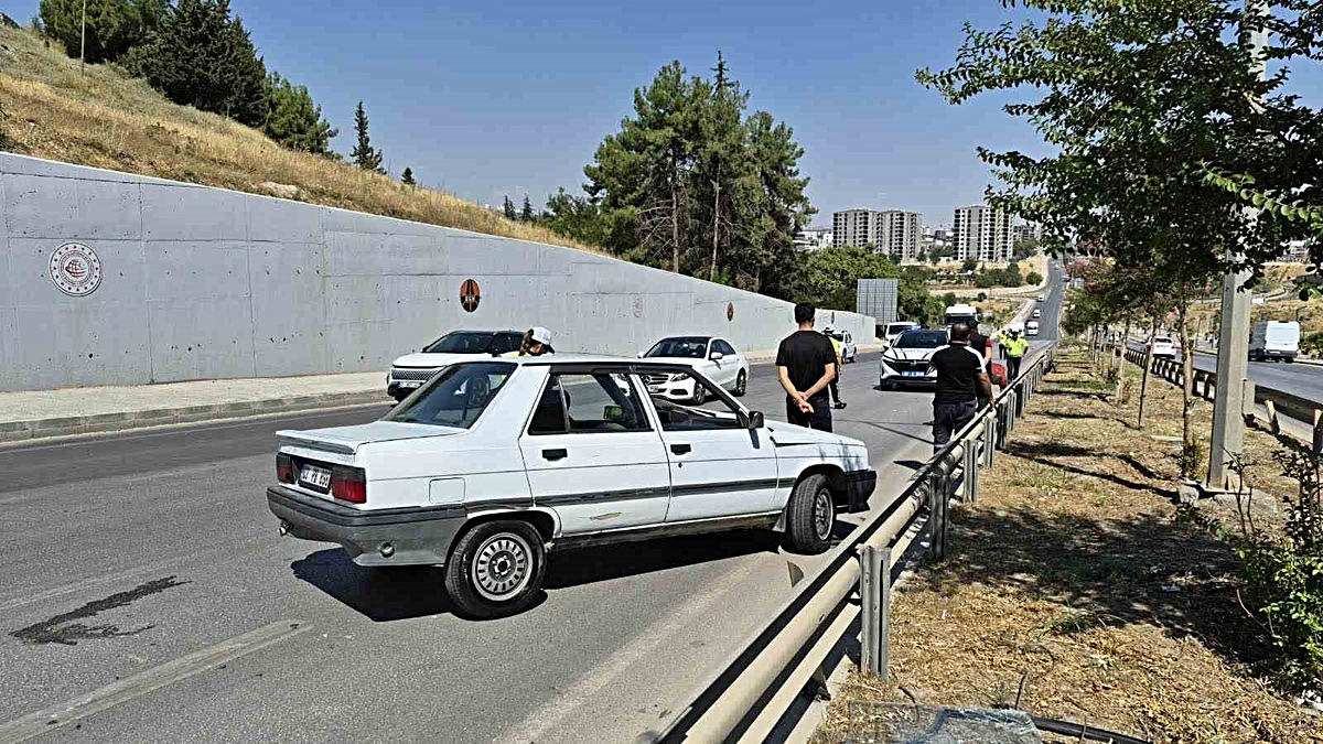 Otomobil bariyerlere çarptı: 2 yaralı