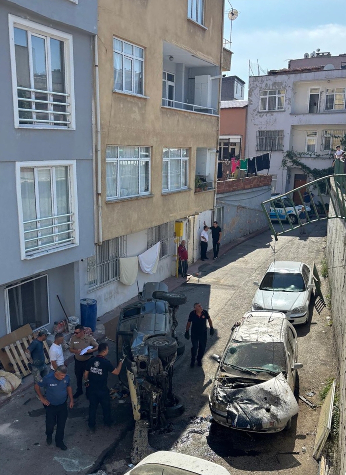 Samsun'da istinat duvarından araçların üzerine düşen pikaptaki 2 kişi yaralandı