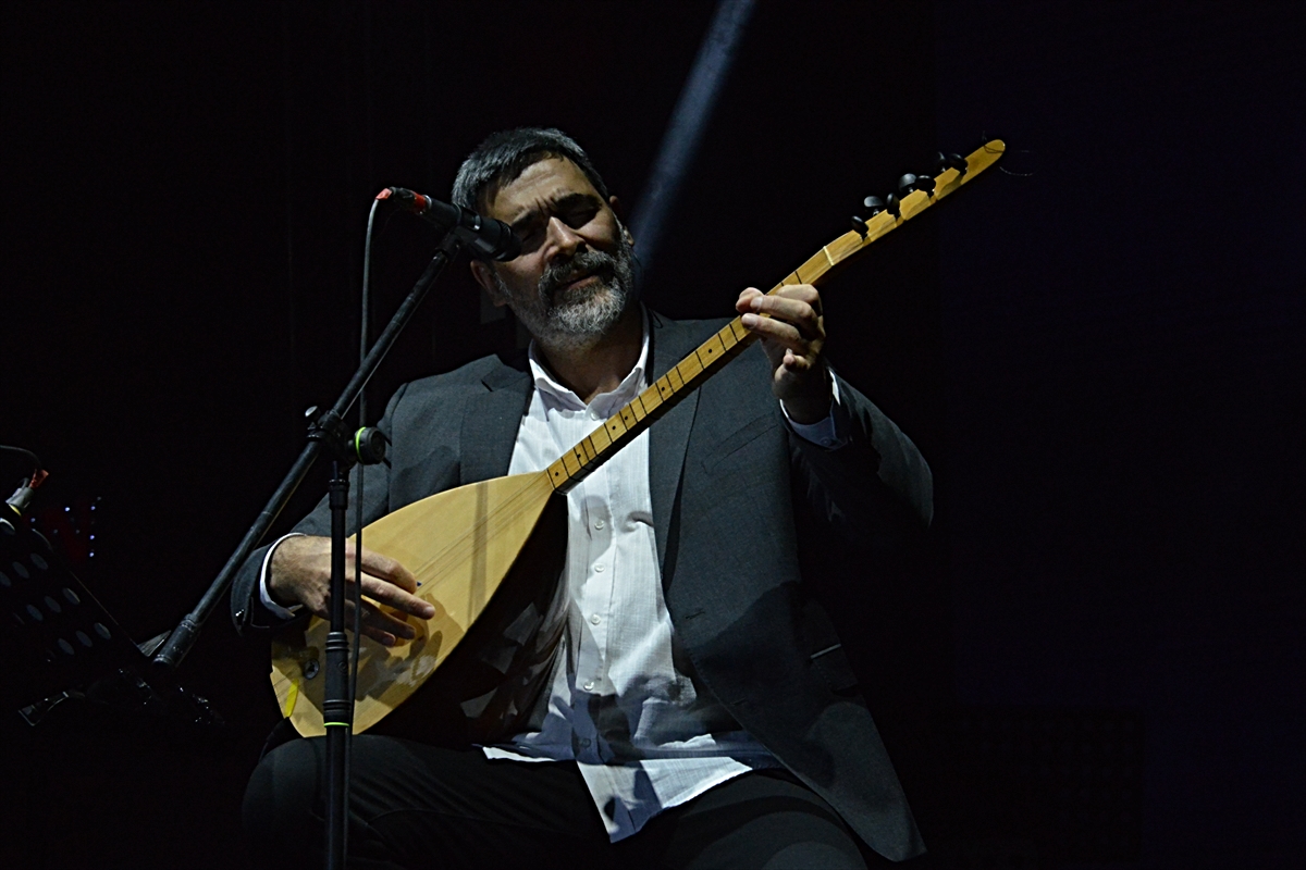 Sanatçı Uğur Işılak, Kütahya'da konser verdi