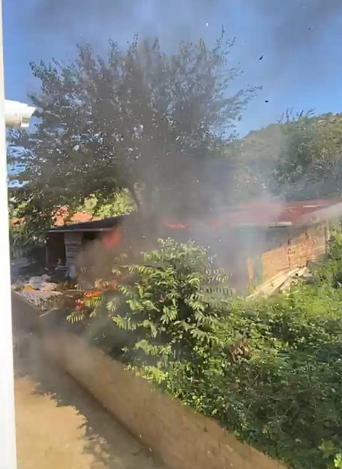 Tarlada çıkan örtü yangını ahırı kullanılmaz hale getirdi