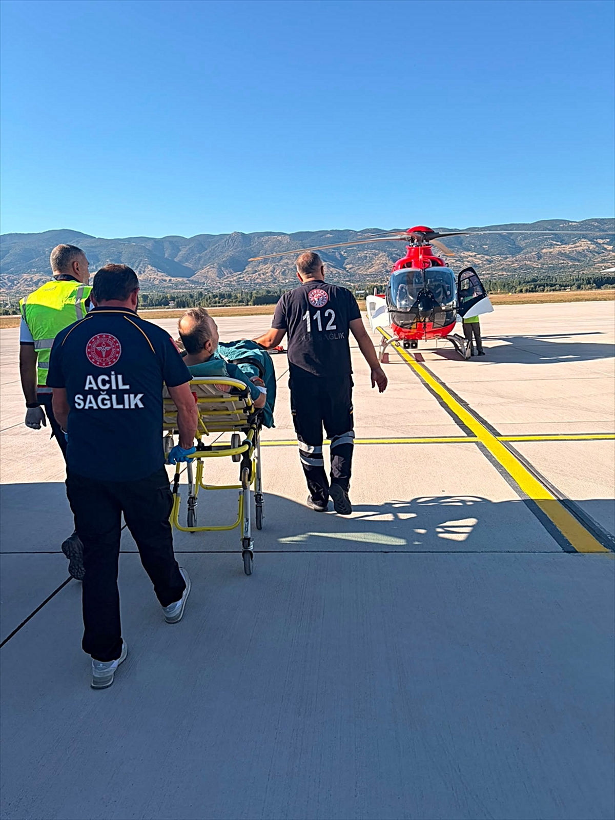Tokat'ta ambulans helikopter sağlık personeli için havalandı