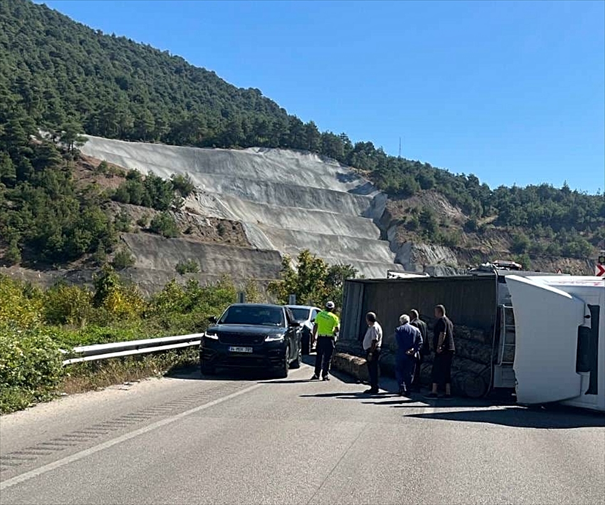 Tokat’ta devrilen tırın sürücüsü yaralandı