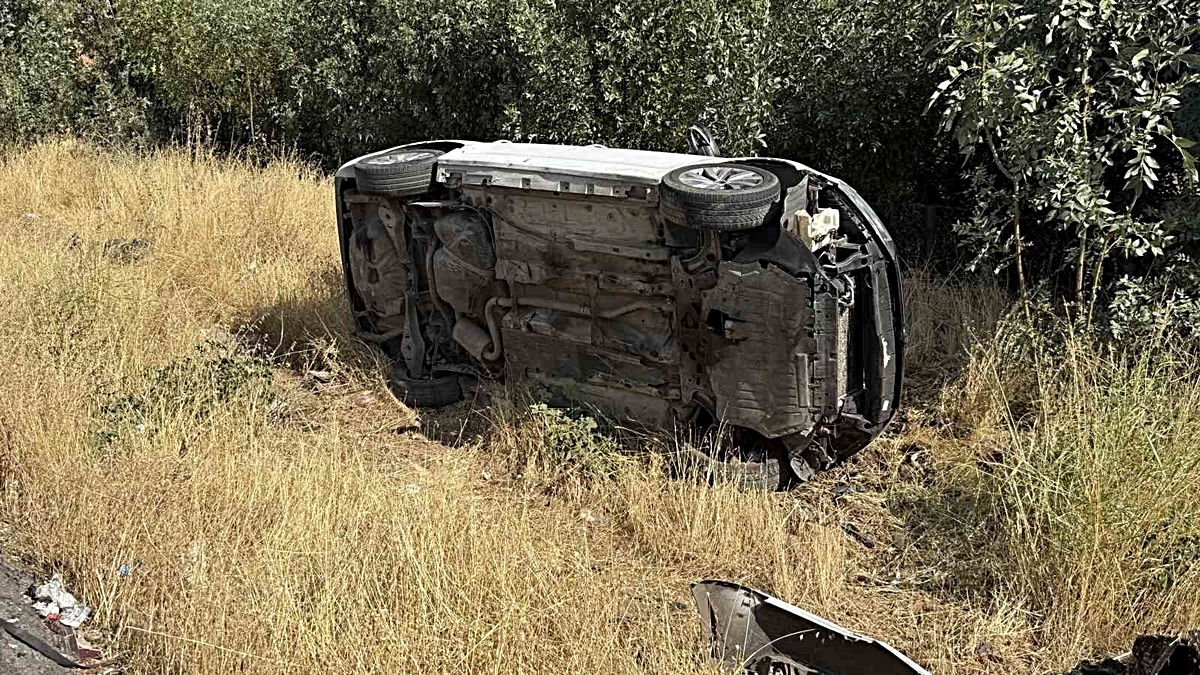 Virajı alamayan sürücünün otomobili devrildi