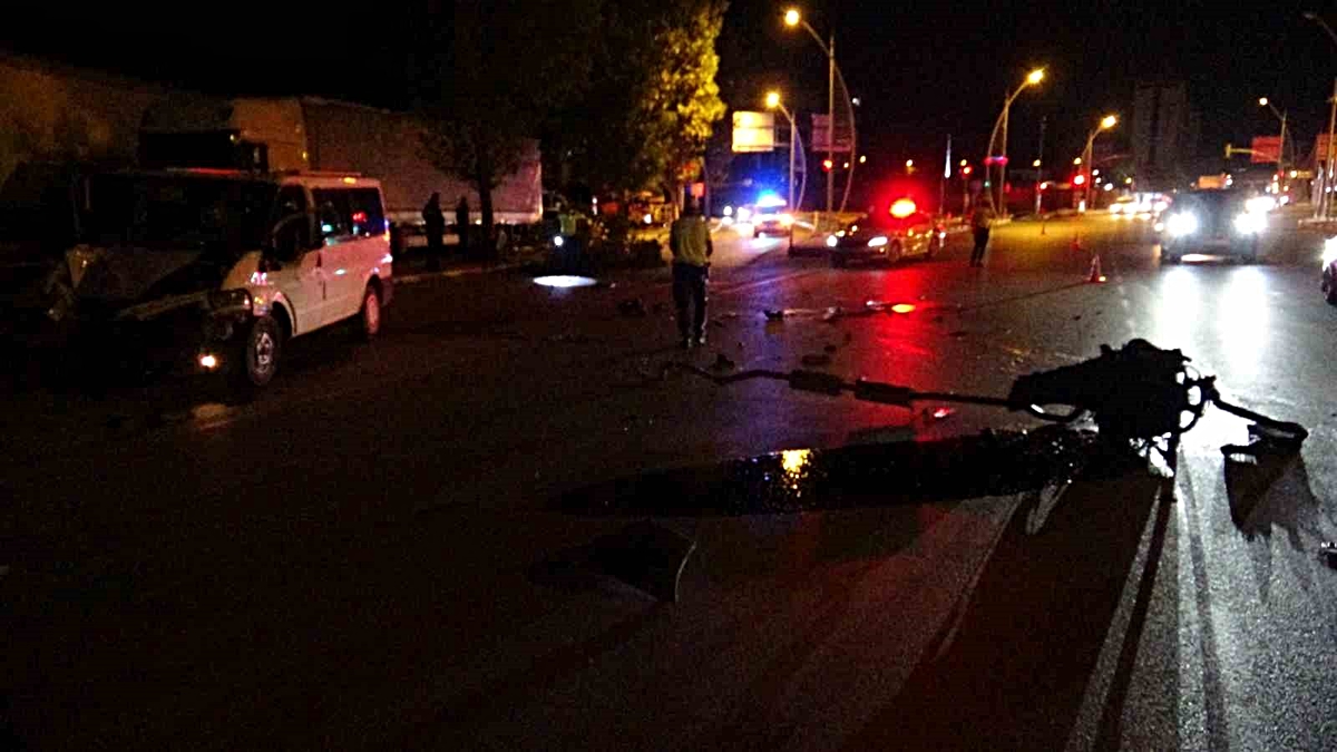 Ağaca çarpan minibüsün motoru yola fırladı: 2 yaralı