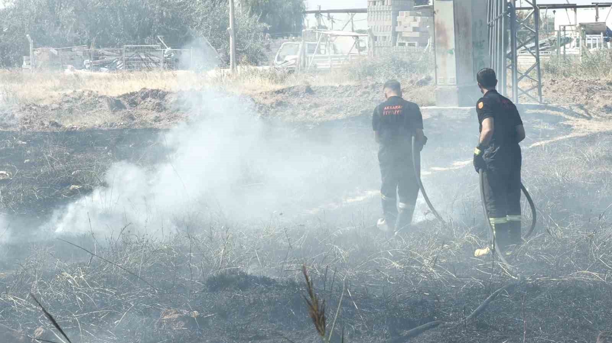 Aksaray’da kurumuş otların tutuşması ile yangın çıktı