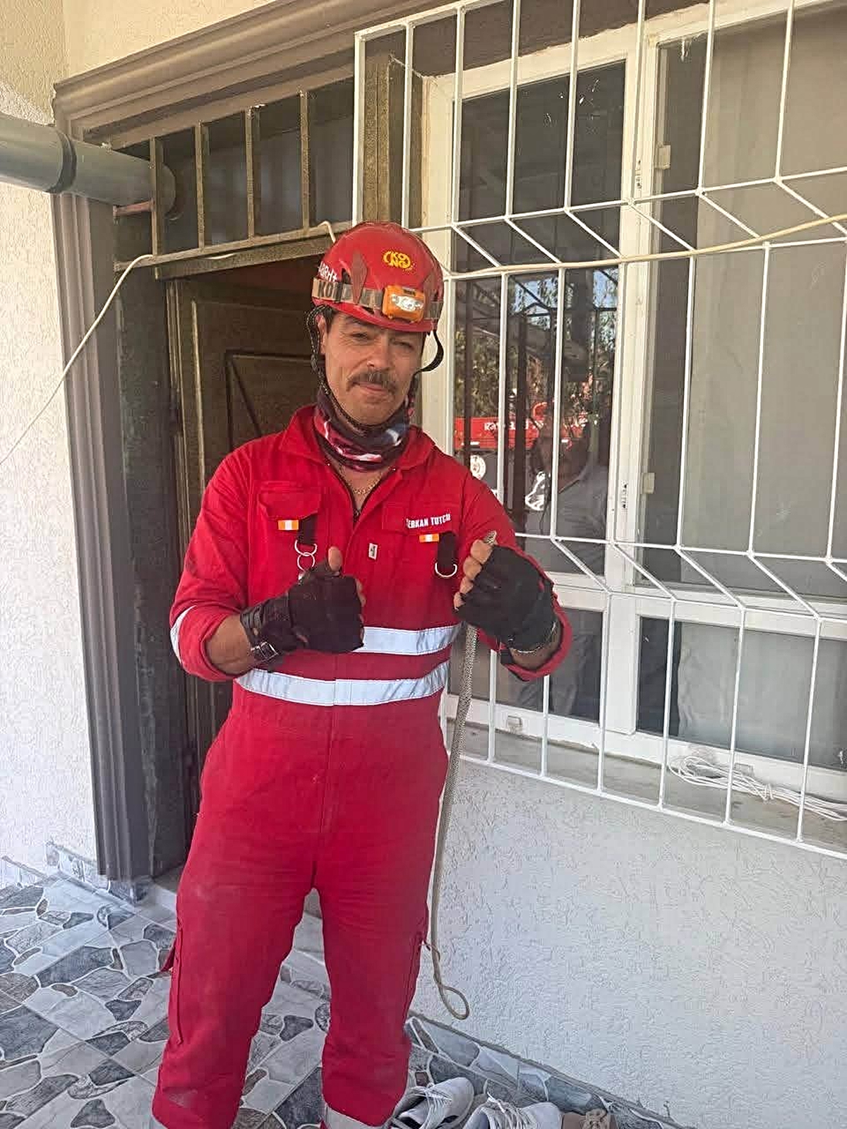 Antakya’da eve giren yılan yakalandı