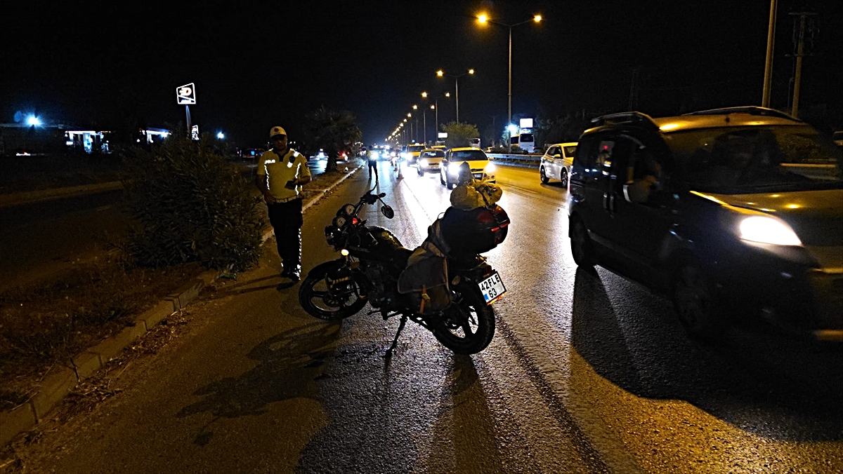 Antalya'da motosikletin çarptığı yaya ile sürücü yaralandı
