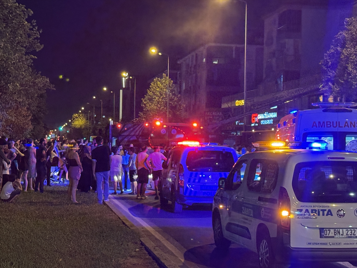 Antalya'da oto galeri dükkanında başlayıp apartmana sıçrayan yangın söndürüldü
