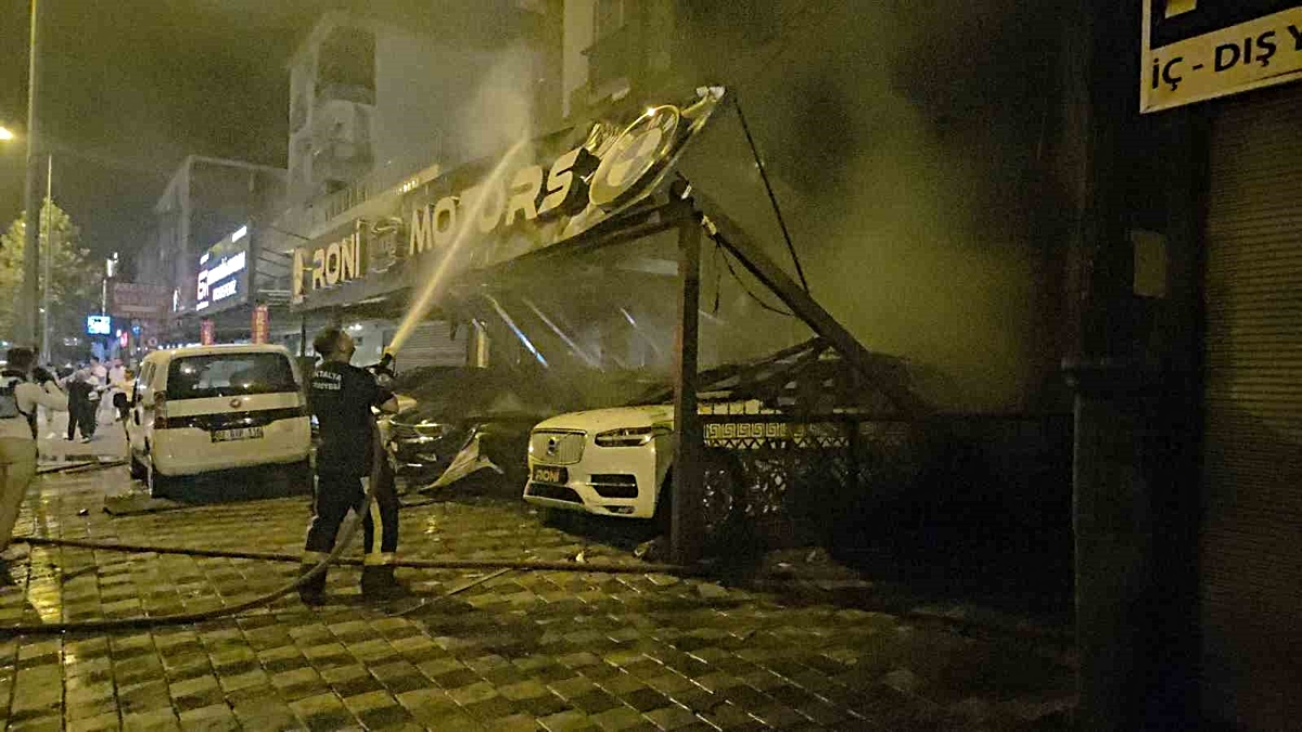 Antalya’da oto galeride yangın: 4 araç ve apartman hasar gördü
