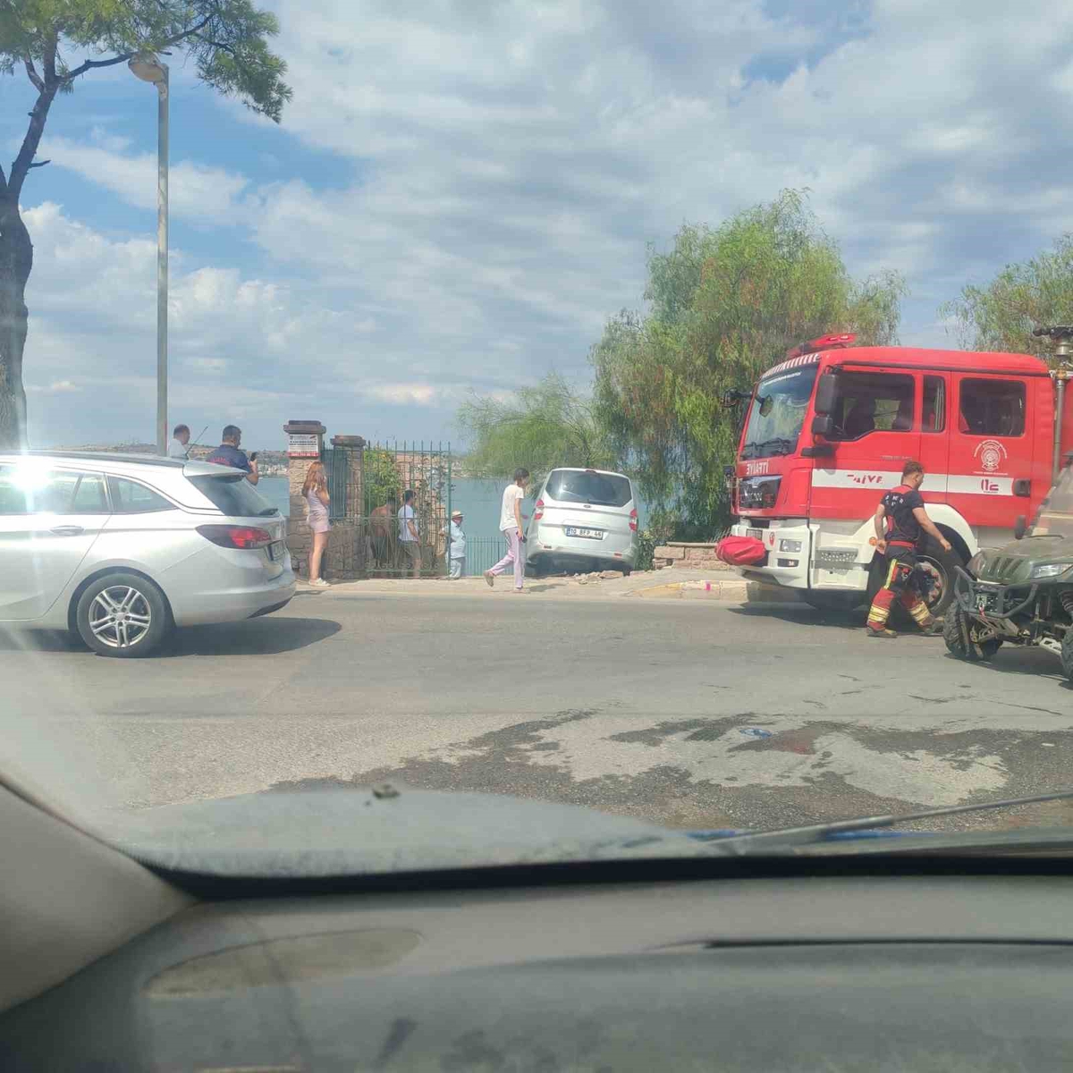 Ayvalık’ta otomobil bahçeye girdi, korkulan olmadı