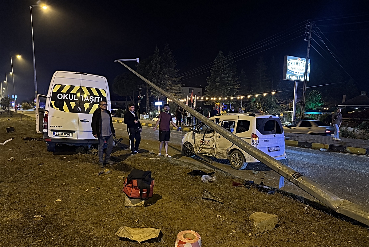 Bartın'da minibüs ile hafif ticari aracın çarpıştığı kazada 21 kişi yaralandı