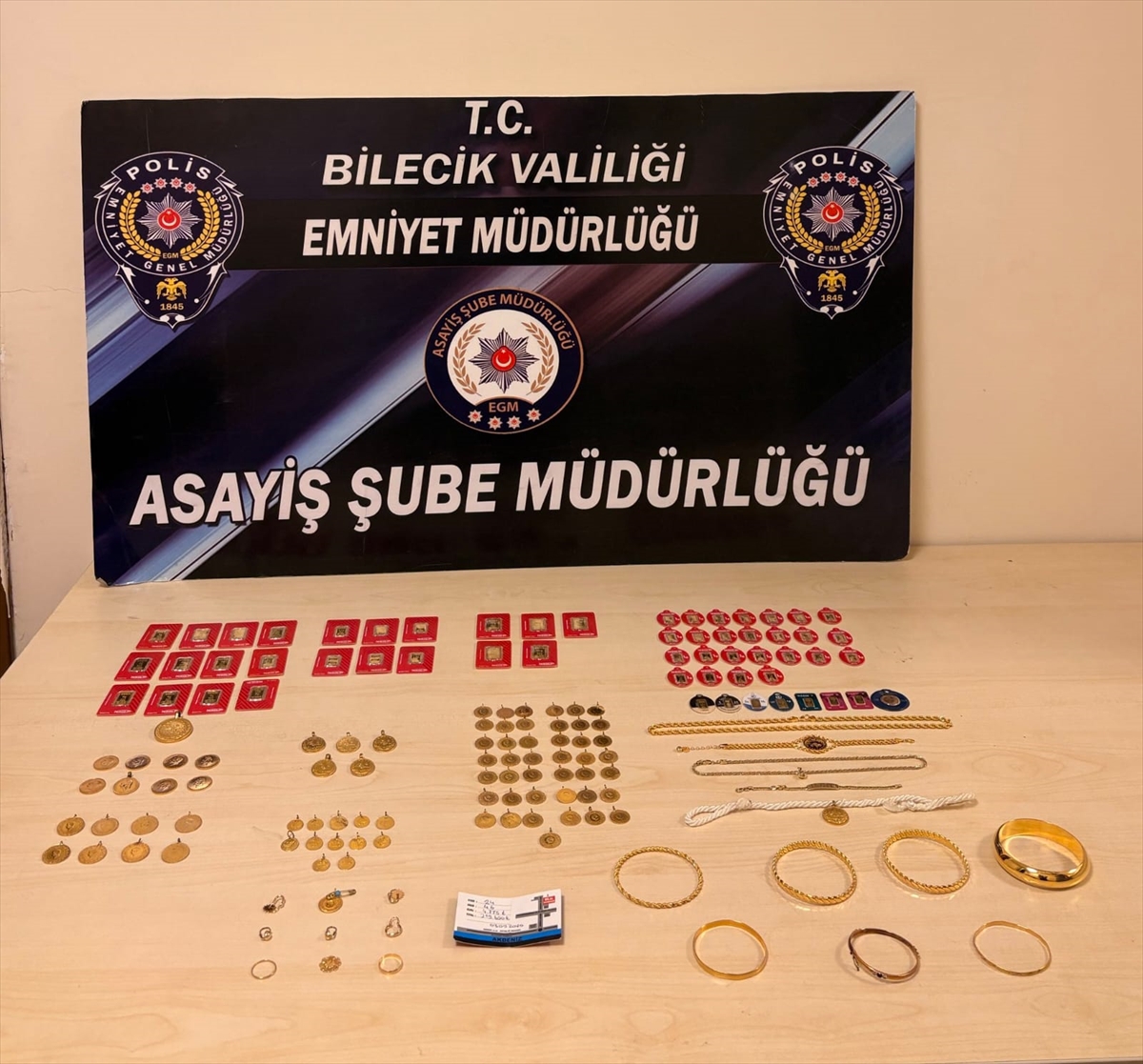 Bilecik'te 3 milyon liralık ziynet eşyasıyla yakalanan dolandırıcılık şüphelileri tutuklandı