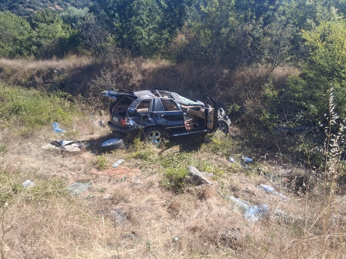 Bilecik’te otomobil refüje çarptı, 1 ağır 2 kişi yaralandı