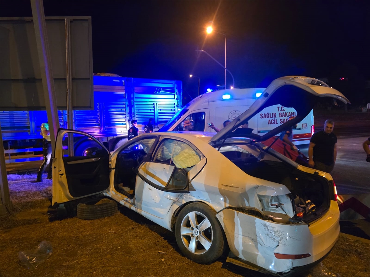 Bingöl'de tır ile otomobilin çarpıştığı kazada 5 kişi yaralandı