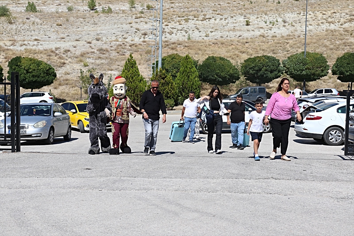 Çankırı'da üniversite öğrencilerini Keloğlan ve Karakaçan karşıladı