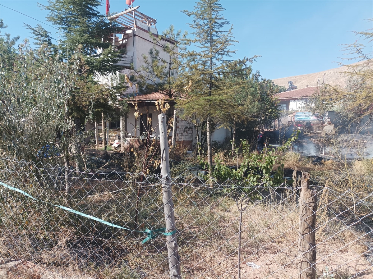 Çorum'da bahçesindeki kuru otları yakarken alevlerin arasında kalan kişi öldü