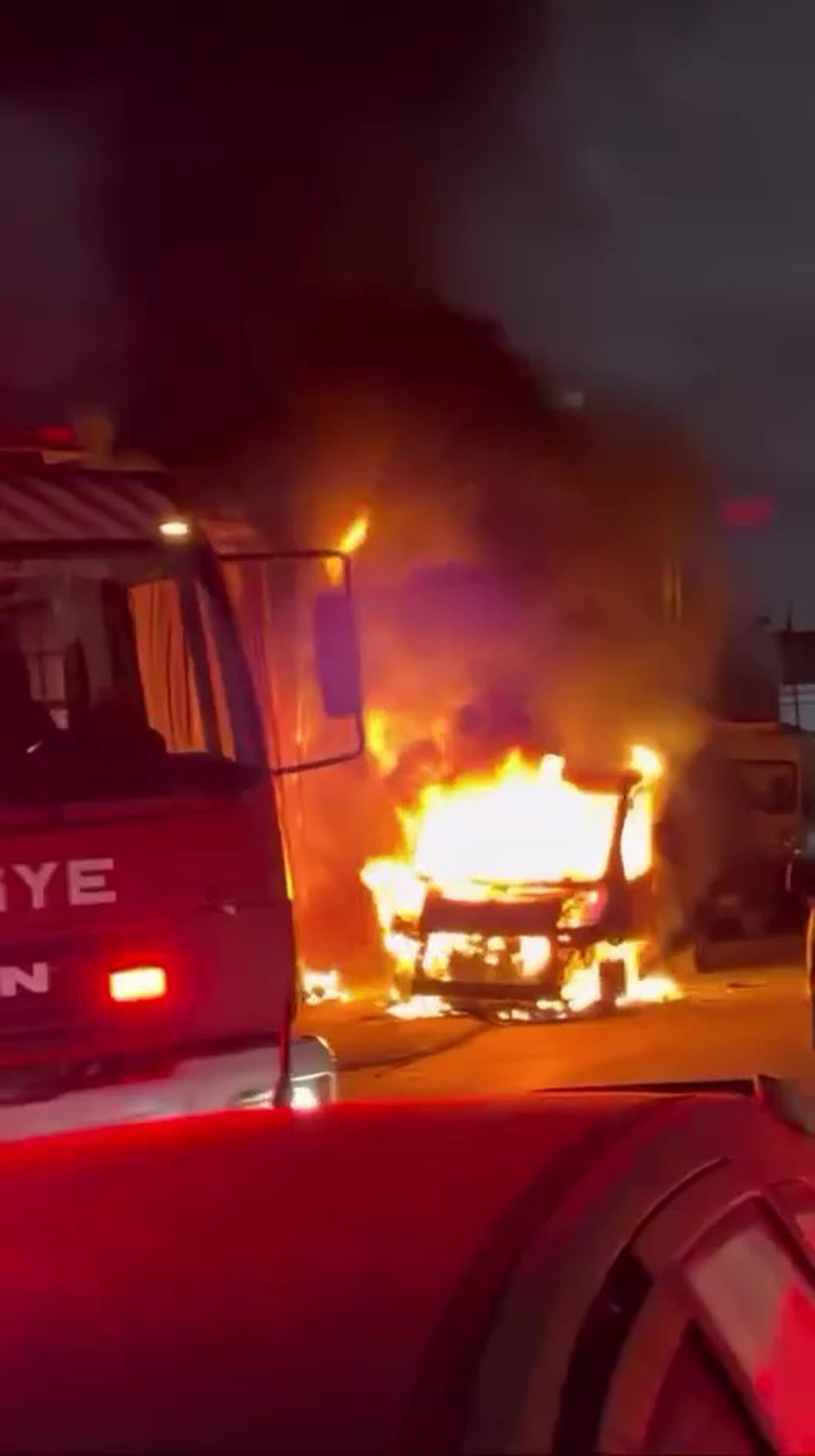 Dükkandan yükselen alevler otomobile sıçradı