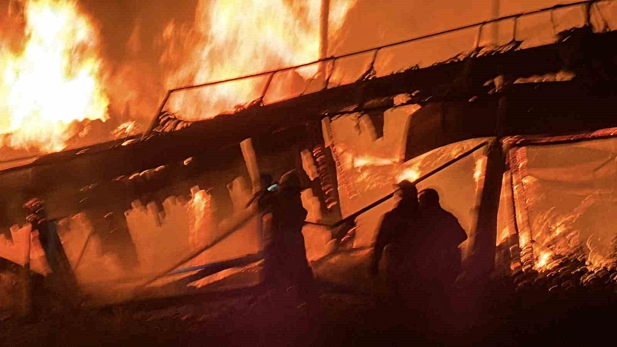 Düzce'de kapı fabrikasında büyük yangın: Dumanlar şehrin üst kesimlerinden görüldü