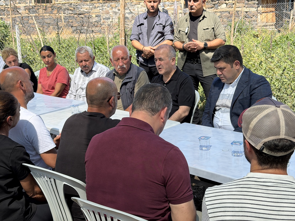 Elazığ Valisi Hatipoğlu silahla öldürülen çiftin yakınlarına taziye ziyaretinde bulundu:
